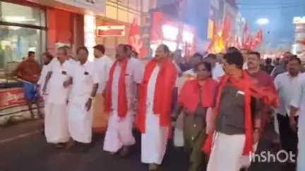 കോട്ടയം: കേന്ദ്ര നയങ്ങൾക്കെതിരായ സംയുക്ത ട്രേഡ് യൂണിയൻ സംസ്ഥാന മധ്യ മേഖലാ ജാഥയ്ക്ക് ഗാന്ധി സ്ക്വയറിൽ സ്വീകരണം നൽകി