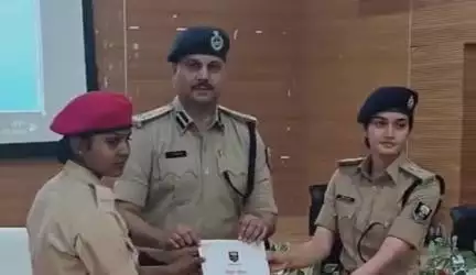 पूर्णिया पूर्व: पूर्णिया में नव नियुक्त सिपाही को पुलिस उप-महानिरीक्षक और पुलिस अधीक्षक द्वारा दिया गया नियुक्ति पत्र
