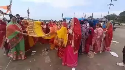 मथुरा: वृंदावन में कॉरिडोर और न्यास के विरोध में भावनात्मक प्रदर्शन, चुनरी मनोरथ कर जताया गया विरोध