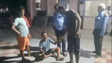 पाली: आवारा स्वान ने भौंका तो शराबी ने उसे गोद में उठाया, स्वान ने शराबी का चेहरा नोचा, ट्रॉमा सेंटर में शराबी ने किया हंगामा