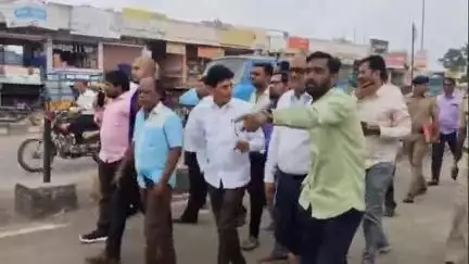 परभणी: मृत्यूचा सापळा बनत असलेल्या गंगाखेड रोडवरील अपघात रोखण्यासाठी अधिकाऱ्यांनी केली रस्त्याची पाहणी