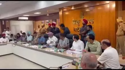 ਪਠਾਨਕੋਟ: ਕੋਰਟ ਕੰਪਲੈਕਸ ਵਿਖੇ ਸਾਂਸਦ ਸੁਖਜਿੰਦਰ ਰੰਧਾਵਾ ਨੇ ਅਧਿਕਾਰੀਆਂ ਤੋਂ ਕੇਂਦਰ ਵੱਲੋਂ ਚੱਲ ਰਹੀ ਸਕੀਮਾਂ ਦੀ ਮੰਗੀ ਜਾਣਕਾਰੀ
