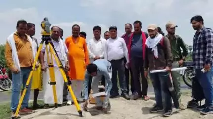 केसरिया: खाप ताजपुर पटखौलिया, बिजधरी में भूमि सर्वे के लिए मंगलवार से त्रिसीमाना सीमांकन का कार्य आधुनिक तकनीक से प्रारंभ