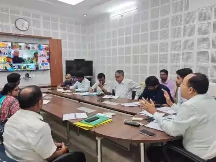 गया टाउन सीडी ब्लॉक: जिलाधिकारी शशांक शुभंकर ने निर्वाचक निबंधन पदाधिकारी के साथ पुनरीक्षण कार्यक्रम को लेकर की बैठक