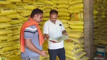 सकलडीहा: जिले की दो खाद दुकानों में अनियमितता और लाइसेंस प्रमाण पत्र न होने पर तत्काल प्रभाव से लाइसेंस निलंबित
