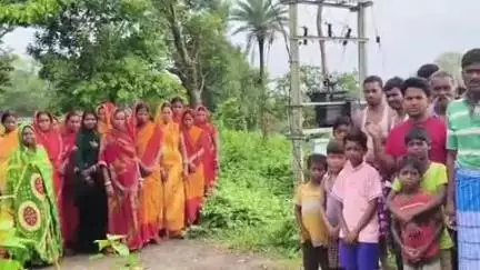 जरमुण्डी: नारायणपुर में बज्रपात से ट्रांसफार्मर जला, ग्रामीणों का प्रदर्शन, अब तक ठीक नहीं
