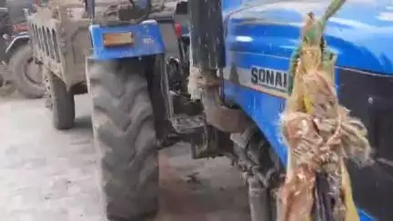 बलिया: पहाड़पुर में अवैध मिट्टी खनन: मिट्टी से लदे चार ट्रैक्टर जब्त, दो चालक गिरफ्तार