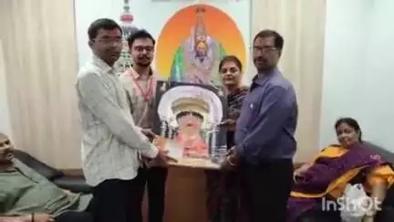 तुळजापूर: तुळजाभवानी चरणी हैदराबाद येथील भाविकाकडुन साडेआठ तोळ्याचा सोन्याचा हार अर्पण