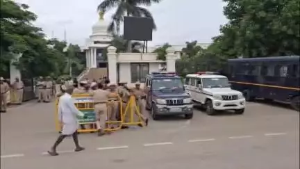 ಚಿಕ್ಕಬಳ್ಳಾಪುರ: ಜುಲೈ 2ರ ಕ್ಯಾಬಿನೆಟ್ ಸಭೆಗೆ ರೈತ ಸಂಘ ಹೋರಾಟದ ಭಯ, ನಗರದಲ್ಲಿ ಜಿಲ್ಲಾಧಿಕಾರಿ ಕಚೇರಿಗೆ ಪೊಲೀಸ್ ಸರ್ಪಗಾವಲು