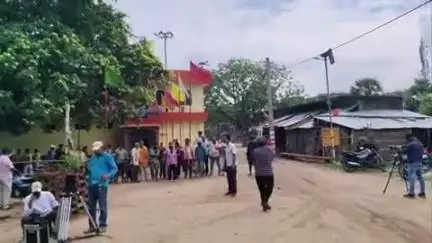 कोईलवर: कोईलवर बाबा दिनेश्वर नाथ मंदिर प्रांगण में चुनावी प्रचार के लिए कलाकारों ने की शूटिंग, देखने को उमड़ी भीड़