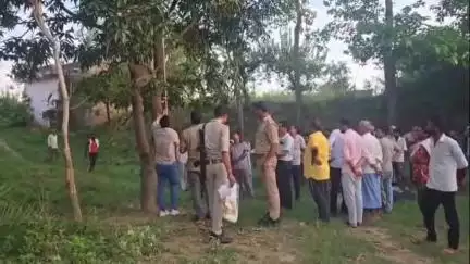 हसनपुर: सैदनगली में पेड़ से लटका मिला युवक का शव, फिंगरप्रिंट एक्सपर्ट टीम ने जुटाए साक्ष्य, पुलिस जांच में जुटी