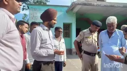 बिहारीगंज: डीएम ने बिहारीगंज विधानसभा क्षेत्र के बूथ संख्या 281 पर वितरित एम्यूरेशन फार्म का किया निरीक्षण
