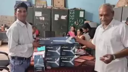 मनोहरथाना: मनोहर थाना विद्यालय में दो भामाशाहों ने विद्यालय प्रशासन को एक दर्जन पंखे भेंट किए