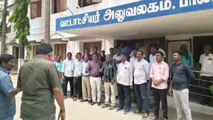 பாலக்கோடு: #தாசில்தார் அலுவலகம் முன்பு வருவாய் துறை தினம் கொண்டாட்டம்