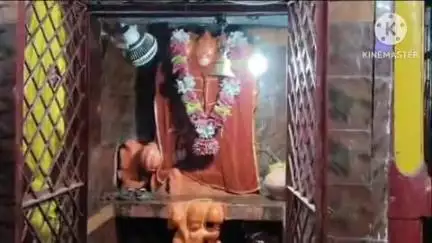 बांधवगढ़: उमरिया जय स्तंभ स्थित हनुमान मंदिर में पुजारी ने विधि विधान से उतारी हनुमान जी की आरती, भक्त हुए शामिल