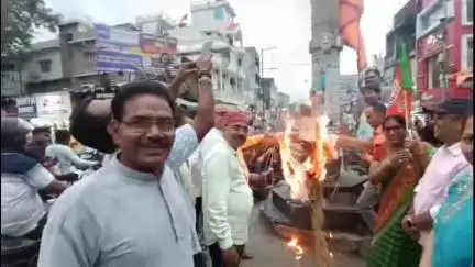 हज़ारीबाग: हजारीबाग में भाजपा कार्यकर्ताओं ने हेमंत सरकार का पुतला फूंका