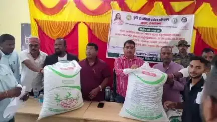 विष्णुगढ़: विष्णुगढ़ प्रखंड सभागार में किसानों को बांटे गए खरीफ फसलों के बीज, विधायक निर्मल महतो रहे उपस्थित