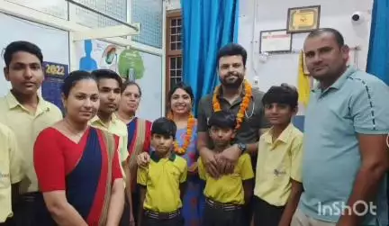 महवा: महुआ में जिला चिकित्सालय पहुंचकर स्कूली बच्चों ने मनाया डॉक्टर्स डे