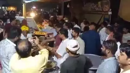पडरौना: सपा प्रमुख अखिलेश यादव के जन्मदिन पर कुशीनगर के पडरौना शहर में भंडारे का आयोजन, समर्थकों ने दी लंबी उम्र की शुभकामनाएं