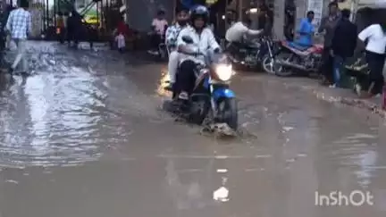 मेराल: मेराल प्रखंड मुख्यालय बस स्टैंड पर NH-75 सड़क पर जलजमाव से राहगीर और दुकानदार परेशान