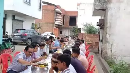 चंदौसी: चंदौसी के तिरंगा मार्केट में हिंदू जागृति मंच ने फलों के राजा आम की दावत दी, कई संगठनों के कार्यकर्ता रहे मौजूद
