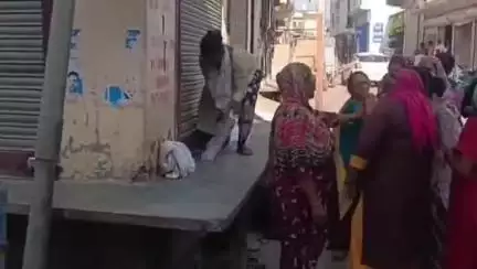 रामपुर मनिहारन: नगर पंचायत कार्यालय के सामने दुकान को लेकर हुए विवाद में कई महिलाएं घायल, मामले की जांच में जुटी पुलिस