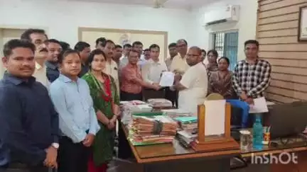 ନବରଙ୍ଗପୁର ପୋଲିସ ଷ୍ଟେସନ: ସାମୁହିକ ଛୁଟିରେ ଗଲେ ଜିଲ୍ଲାର ସମସ୍ତ ଓଏଏସ ଅଧିକାରୀ, ଜିଲ୍ଲାପାଳଙ୍କୁ ତାଙ୍କ କାର୍ଯ୍ୟାଳୟରେ ଦେଲେ ଦାବି ପତ୍ର