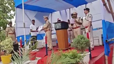 बक्सर: जिले को मिले बिहार पुलिस में 342 नए सिपाही, एसपी ने दिया नियुक्ति पत्र, दिलाई शपथ
