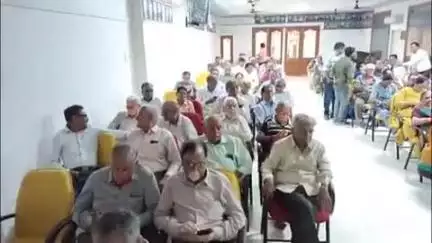નવસારી: સાયબર ક્રાઇમ અંગે જનજાગૃતિ કાર્યક્રમ પ્રજાપતિ આશ્રમ ખાતે યોજાયો સાઈબર ક્રાઇમ ના પી.આઇ ઉપસ્થિત રહ્યા.