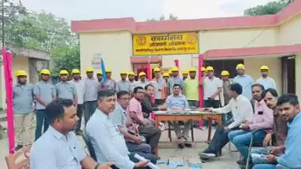 आलापुर: अधिशासी अभियंता ने आलापुर में विद्युत लाइन कार्य के संविदा कर्मियों को दिए सुरक्षा उपकरण