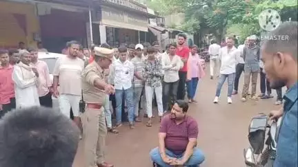 खैरागढ़ में चालान पर हंगामा, बहन की स्कूटी का चालान कटने पर नाराज युवक ने सड़क पर बैठा धरने पर, वीडियो हुआ वायरल