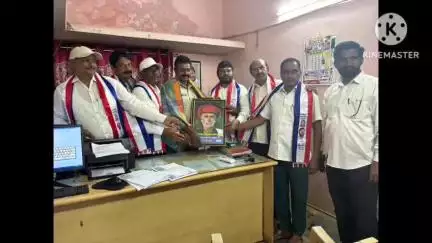సత్తుపల్లి: సత్తుపల్లి పట్టణంలోని మహాత్మ జ్యోతిరావు పూలే చిత్రపటాలు బహూకరణ