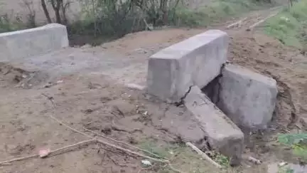 चरखारी: बसौठ गांव में दो माह में ही लाखों से बनी 3 पुलिया ढहने लगी, ब्लाक प्रमुख की निधि से हुआ था निर्माण