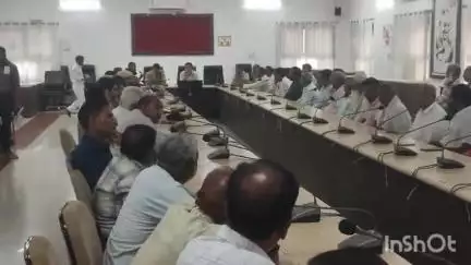 भीलवाड़ा: जिला स्तरीय शांति समिति की बैठक कलेक्ट्रेट सभागार में आयोजित, कानून व्यवस्था बिगाड़ने वालों पर चर्चा