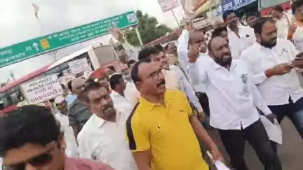 मोहोळ: शक्तीपीठ बाधित शेतकरी संघर्ष समितीचे शहरातील शिवाजी चौकात रास्ता रोको आंदोलन