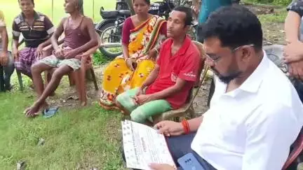 কুমারগ্রাম: জাতীয় স্তরের উশু চ্যাম্পিয়নশিপে অংশগ্রহণ করতে তেলেঙ্গানায় যাওয়া রাকেশ বর্মনের মাঝেরডাবরির বাড়িতে এলেন বিধায়ক