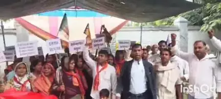 बलिया: कंपोजिट विद्यालयों के मर्ज के विरोध में और EVM हटाने की मांग को लेकर भारत मोर्चा के बैनर तले प्रदर्शन