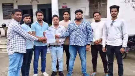 गोला: MP पुत्र के खिलाफ डॉक्टर की शिकायत के बाद, AJSU कार्यकर्ता ने भी गोला थाना में डॉक्टर के खिलाफ शिकायत की