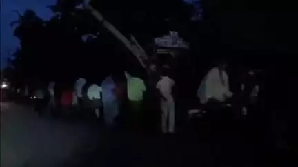 అయ్యంకి గ్రామంలో విద్యుత్ స్తంభాన్ని ఢీ కొట్టిన లారీ