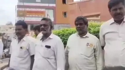 కడప: కడప 7 రోడ్ల కూడలి వద్ద మున్సిపల్ ఇంజనీరింగ్ కార్మికులు ఉరి తాళ్లతో నిరసన
