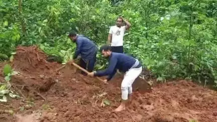 ଦେବଗଡ: ଜରେଇକେଲା ଗ୍ରାମରେ ବୃଦ୍ଧାଙ୍କ ଶବ ଛୁଇଁଲେନି ଜାତି ସମାଜ ଲୋକ, ବୃଦ୍ଧାଙ୍କ ଅନ୍ତିମ ସଂସ୍କାର କଲେ ସ୍ୱେଚ୍ଛାସେବୀ