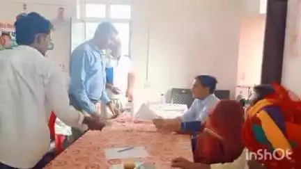 पीपलू: ग्राम पंचायत नाथड़ी में आयोजित शिविर का उपखंड अधिकारी गणराज बड़गौती ने किया निरीक्षण