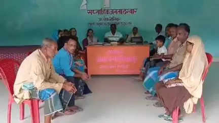 गोगरी: आधार कार्ड शुद्धीकरण के नाम पर छोटे भाई ने बड़े भाई से कराई ज़मीन की रजिस्ट्री, रामपुर ग्राम कचहरी में शिकायत