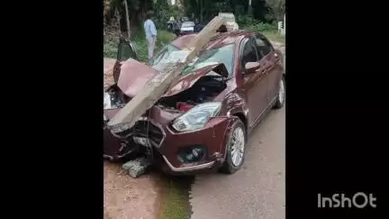 ചങ്ങനാശ്ശേരി: പള്ളിക്കത്തോട് ഒന്നാംമൈലിൽ കാർ വൈദ്യുതി പോസ്റ്റിലേക്ക് ഇടിച്ചു കയറി അപകടം