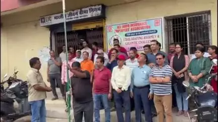 जमुआ: एलआईसी शाखा, भंडारीडीह रोड में एबीईए के 75वें स्थापना दिवस पर झंडोतोलन से कार्यक्रम की शुरुआत