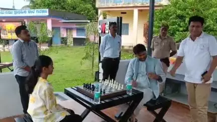 ದಾಂಡೇಲಿ: ಅಂಬೇವಾಡಿ ನವಗ್ರಾಮದಲ್ಲಿರುವ ಚೆಸ್ ಪಾರ್ಕ್'ಗೆ ಜಿ.ಪಂ ಮುಖ್ಯ ಕಾರ್ಯನಿರ್ವಹಣಾಧಿಕಾರಿ ಭೇಟಿ, ಚೆಸ್ ಆಡಿ ಮಕ್ಕಳ ಮನಸ್ಸು ಗೆದ್ದ ಅಧಿಕಾರಿ