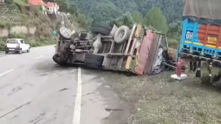 बाराकोट:स्टेयरिंग लॉक होने से बापरू में सड़क में पलटा कैंटर बाल बाल बचा बड़ा हादसा।