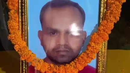 পাড়া: বনবেড়িয়া গ্রামের বিজেপির কর্মীর ভাইয়ের মৃত্যুর খবর পেয়ে,তার পরিবারের সাথে দেখা করলেন বিধায়ক