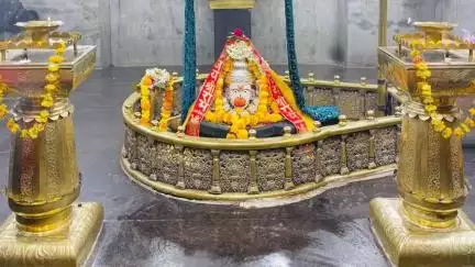 होशंगाबाद नगर: शहर के गोल घाट स्थित काले महादेव मंदिर में भगवान काले महादेव का बल-बुद्धि के दाता स्वरूप में श्रृंगार
