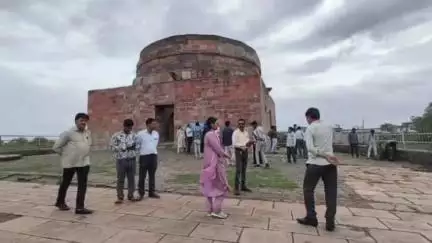 सारंगपुर: सारंगपुर में रानी रूपमती मकबरे का ₹54 लाख से होगा विकास, 1500 पौधे लगेंगे, सीएमओ ने किया निरीक्षण